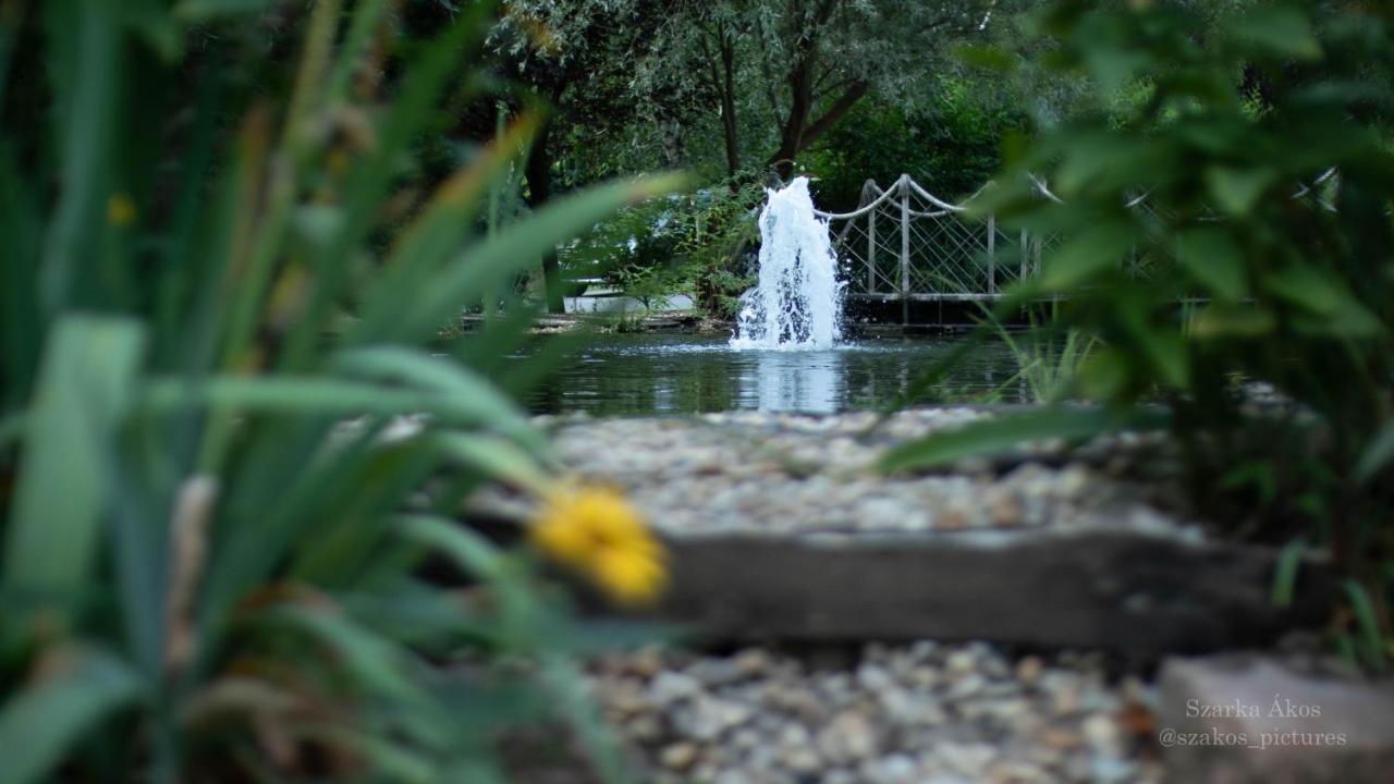 Pollushof Panzió és Étterem Acomodação com café da manhã Csolnok Exterior foto