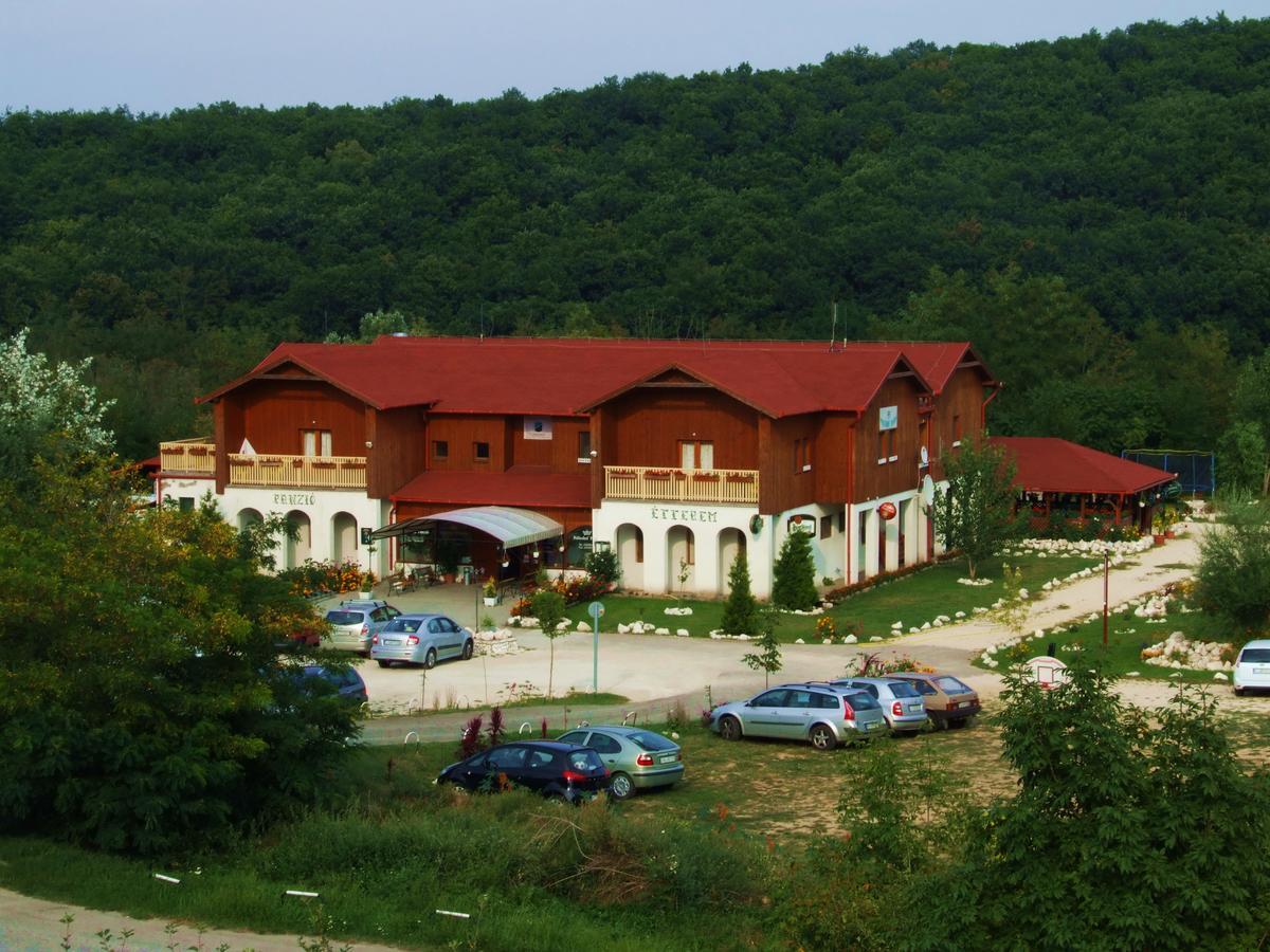 Pollushof Panzió és Étterem Acomodação com café da manhã Csolnok Exterior foto