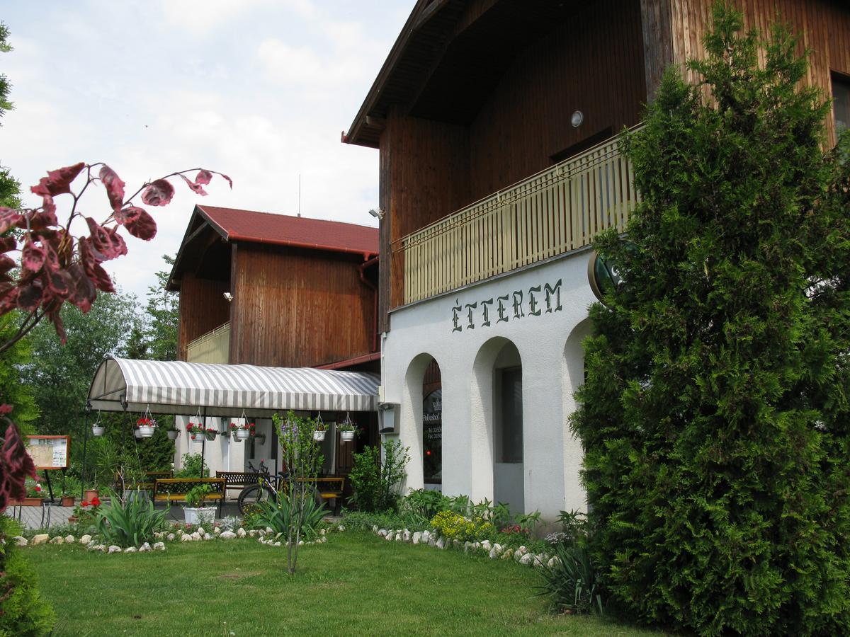 Pollushof Panzió és Étterem Acomodação com café da manhã Csolnok Exterior foto